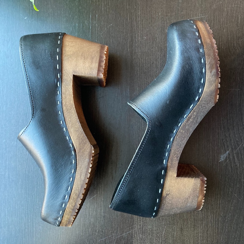 NIB - Sandgrens closed back Brett Black Leather Clogs